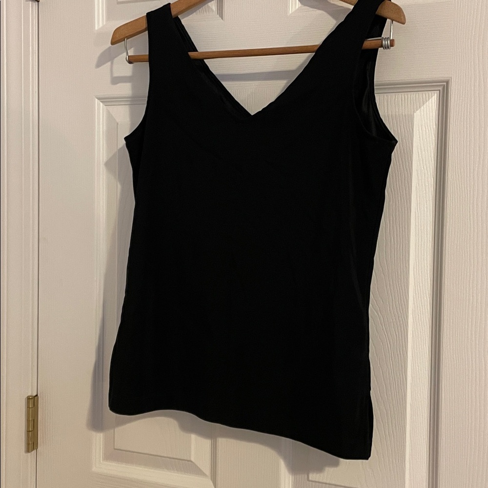 Willi Smith v-neck sleeveless top. Soft and flattering. Size M.
